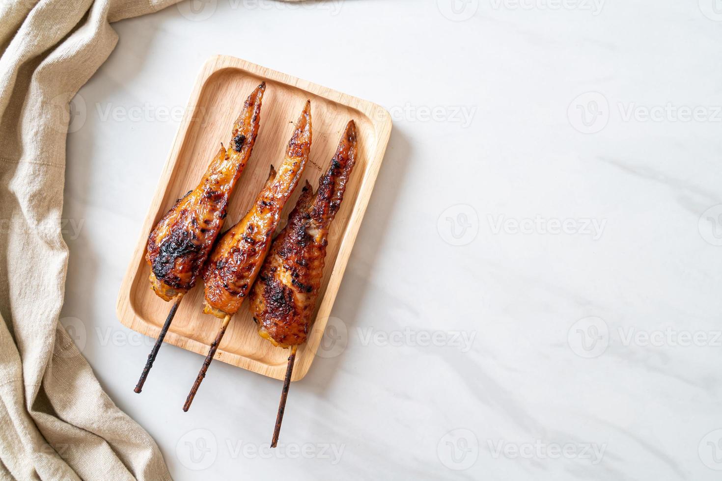 spiedino di ali di pollo alla griglia o barbecue con riso appiccicoso foto