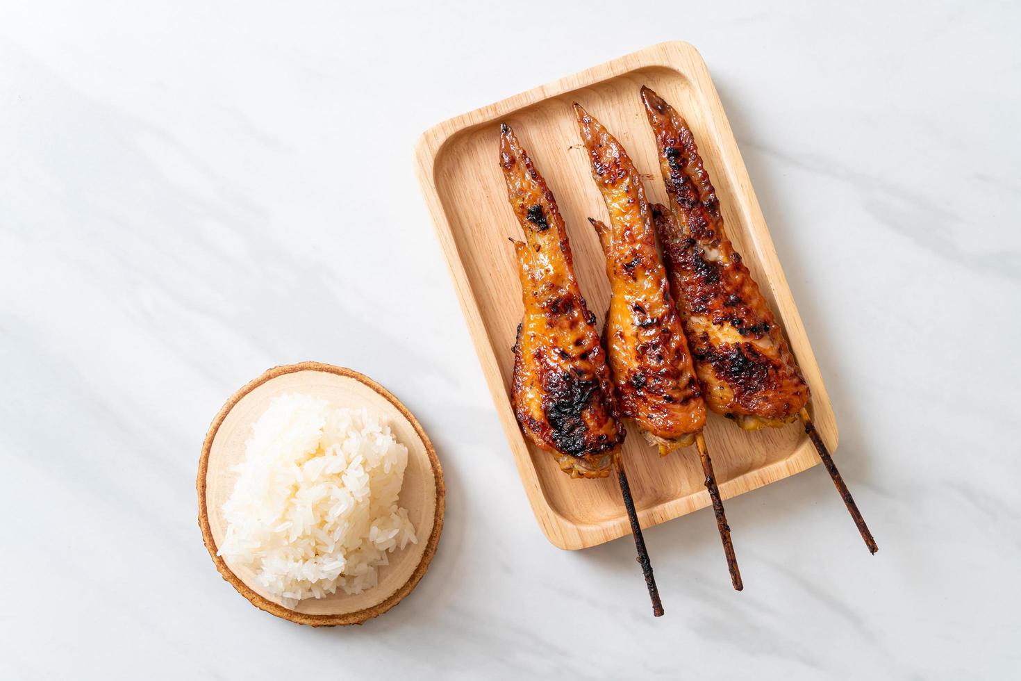 spiedino di ali di pollo alla griglia o barbecue con riso appiccicoso foto