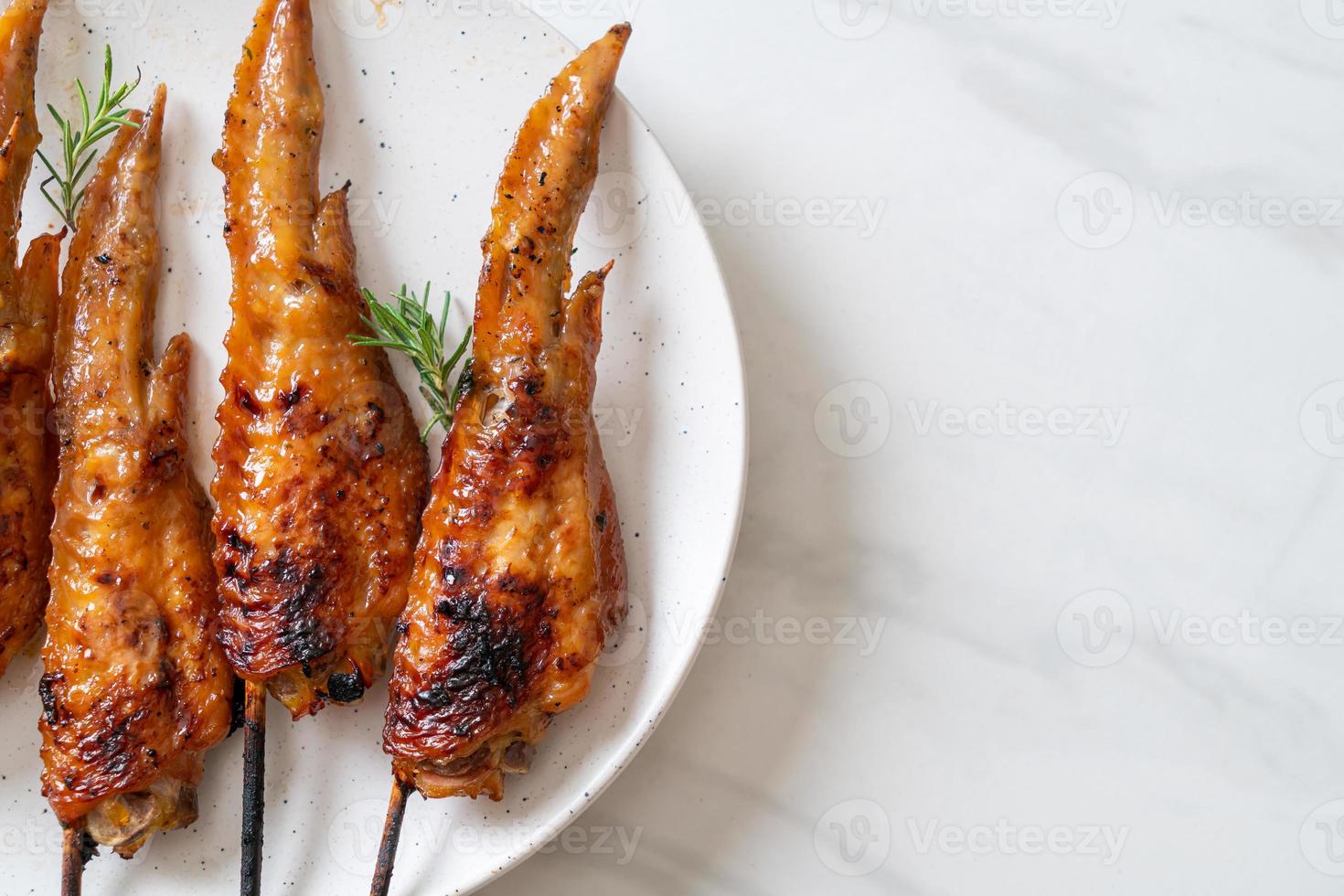 spiedino di ali di pollo alla griglia o barbecue con riso appiccicoso foto