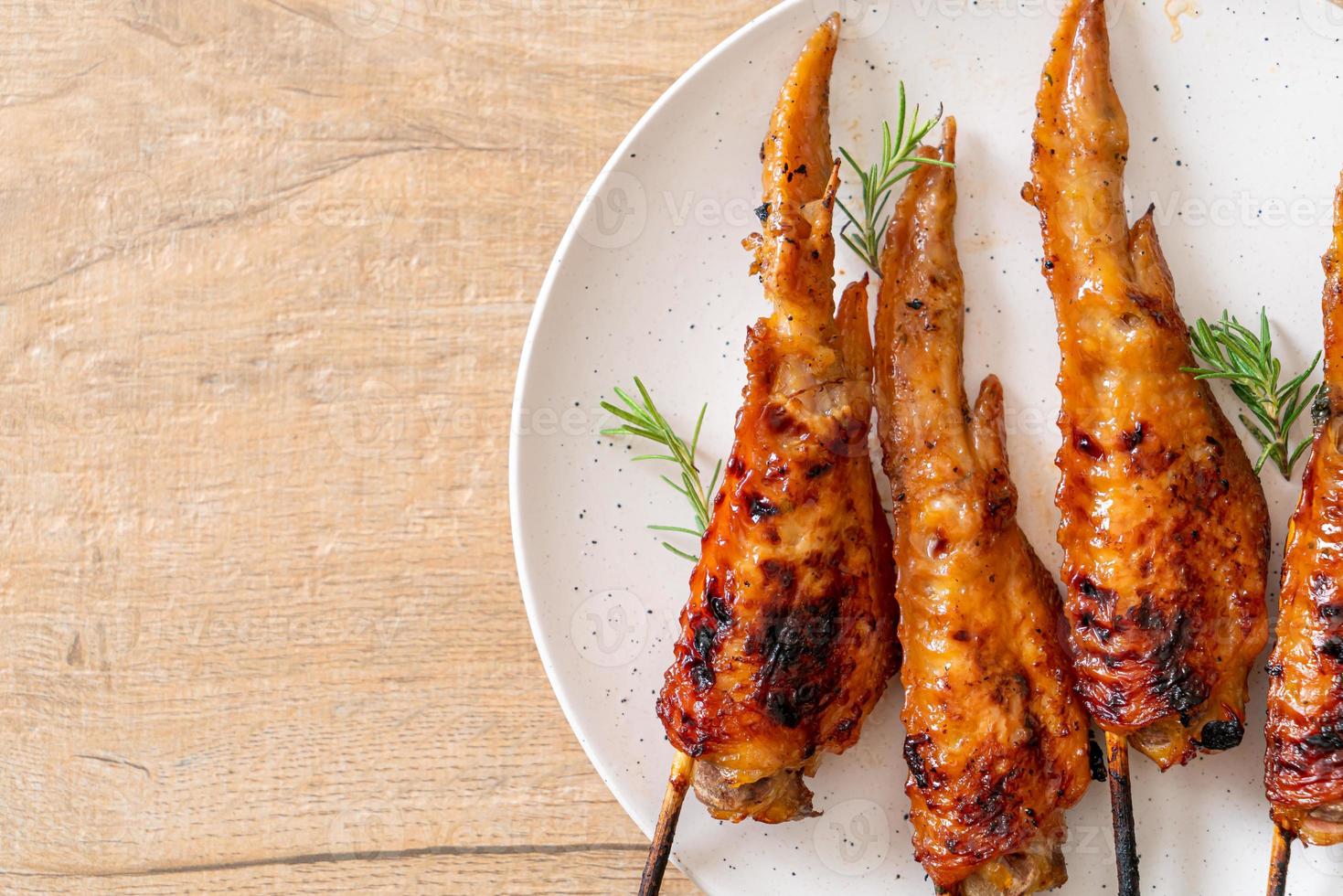 spiedino di ali di pollo alla griglia o barbecue con riso appiccicoso foto