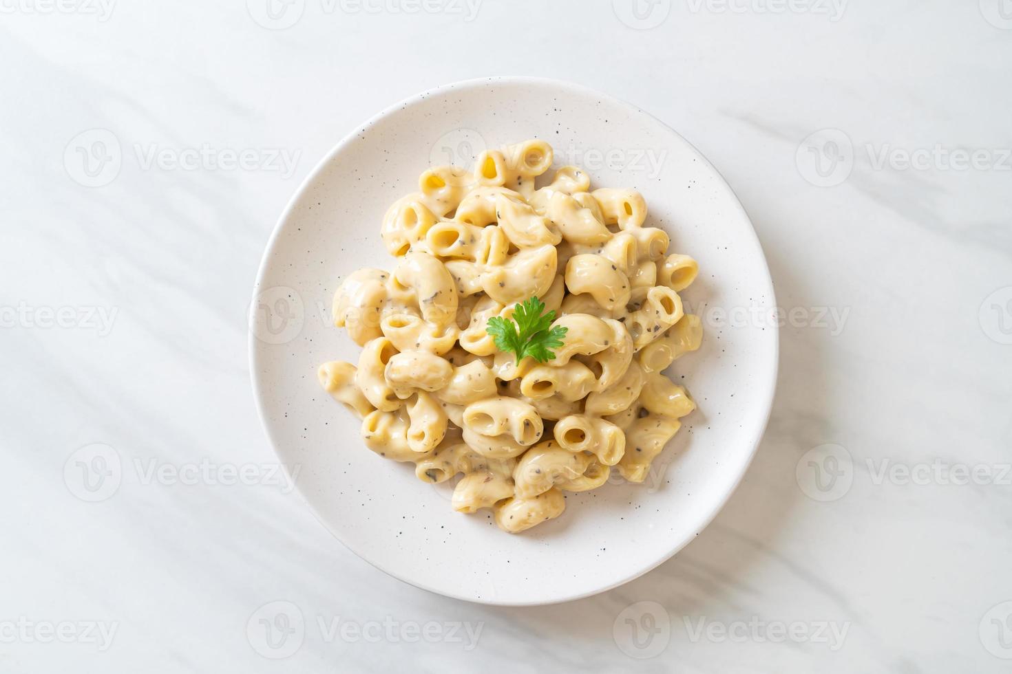 maccheroni e formaggio alle erbe in una ciotola foto