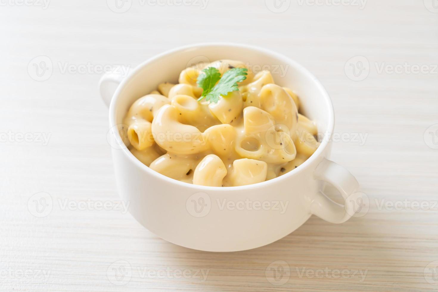 maccheroni e formaggio alle erbe in una ciotola foto