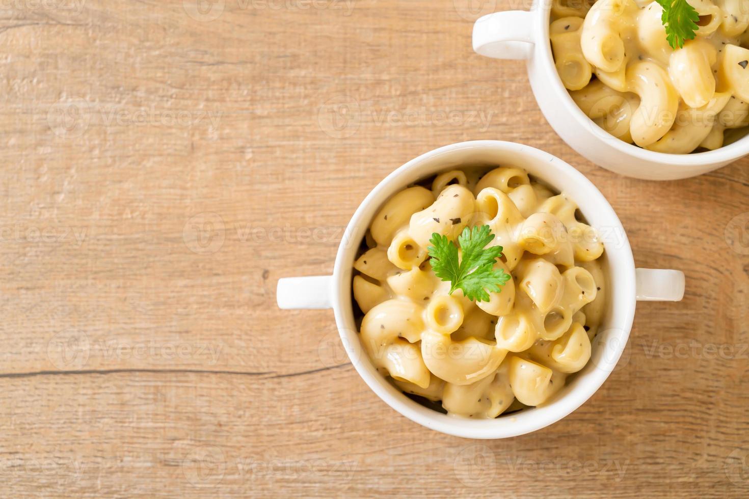 maccheroni e formaggio alle erbe in una ciotola foto