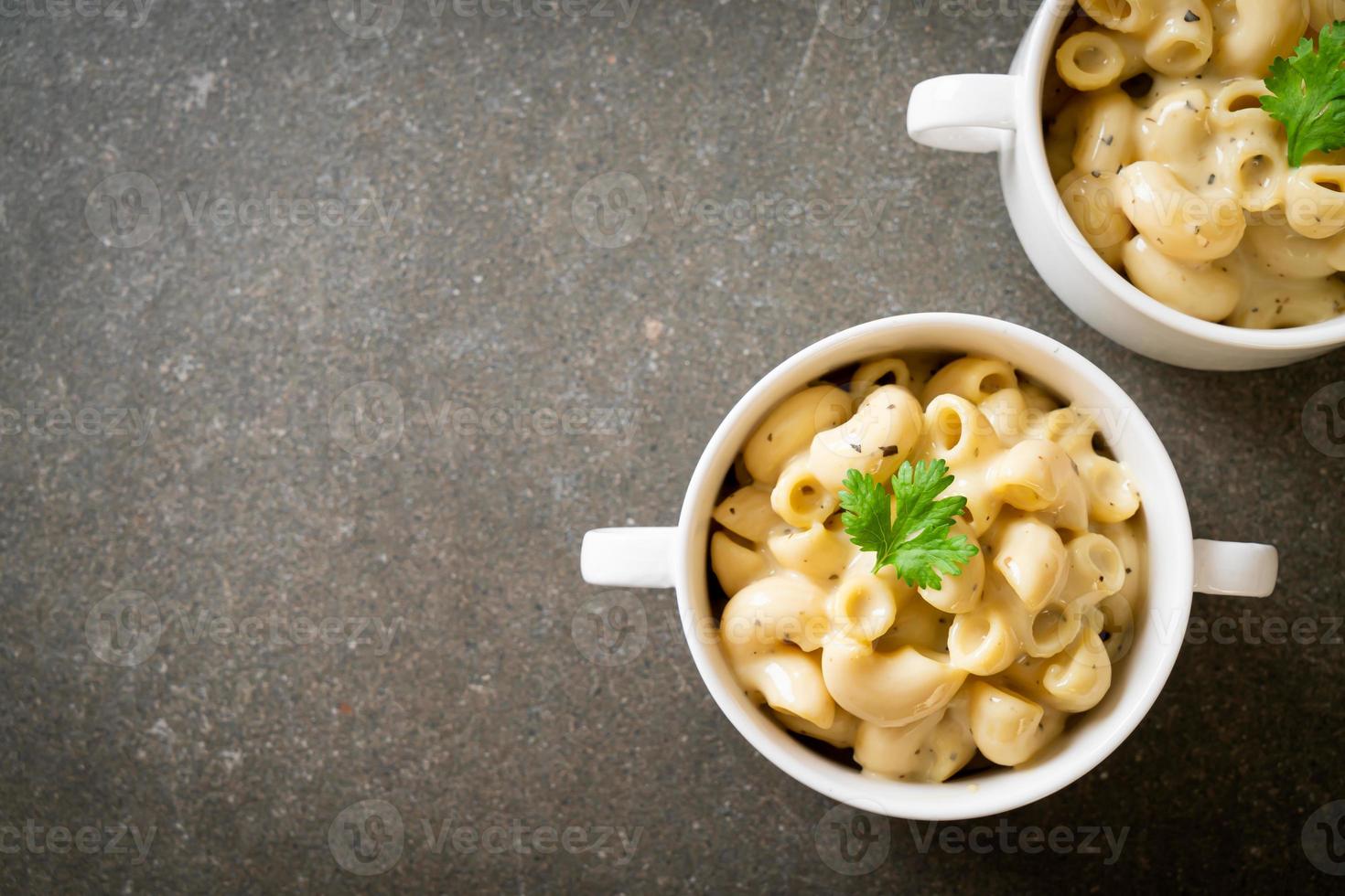 maccheroni e formaggio alle erbe in una ciotola foto