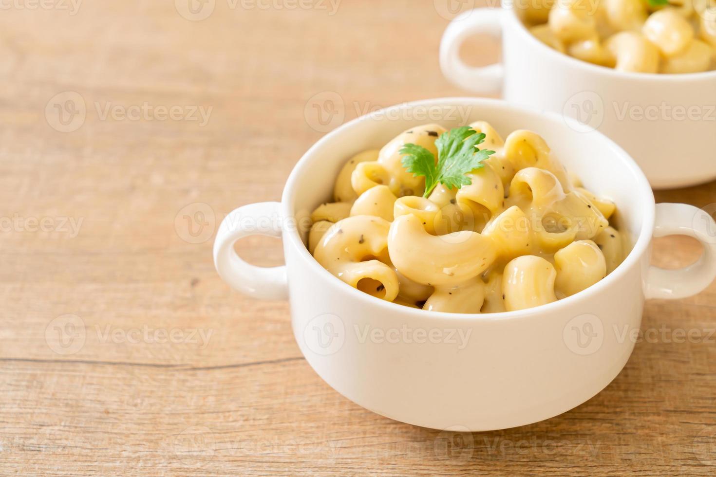 maccheroni e formaggio alle erbe in una ciotola foto