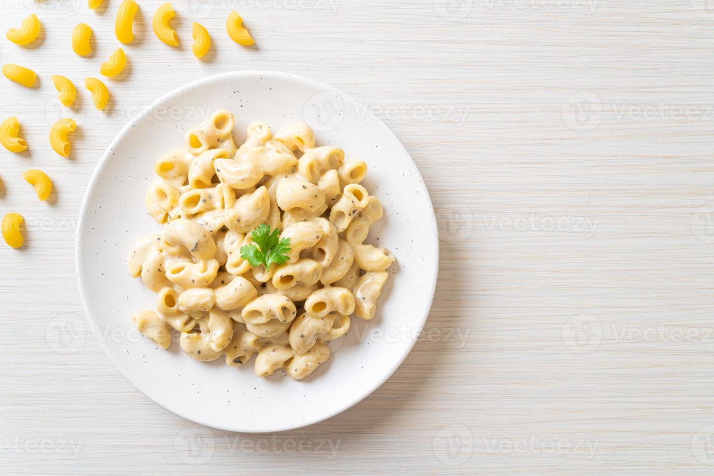 maccheroni e formaggio alle erbe in una ciotola foto