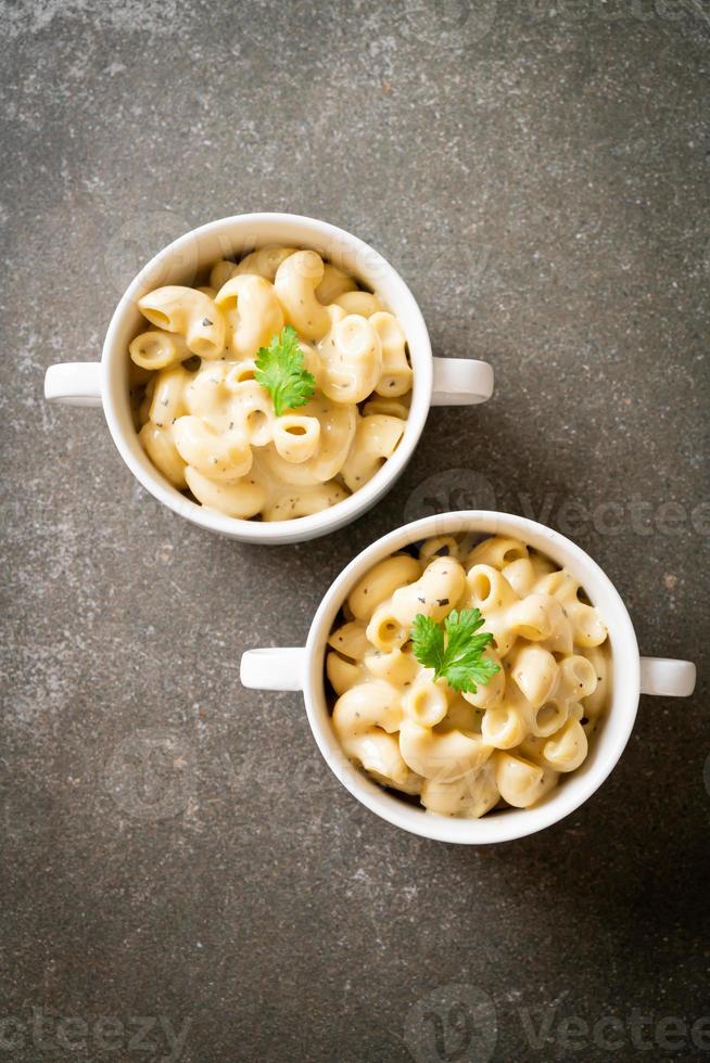 maccheroni e formaggio alle erbe in una ciotola foto