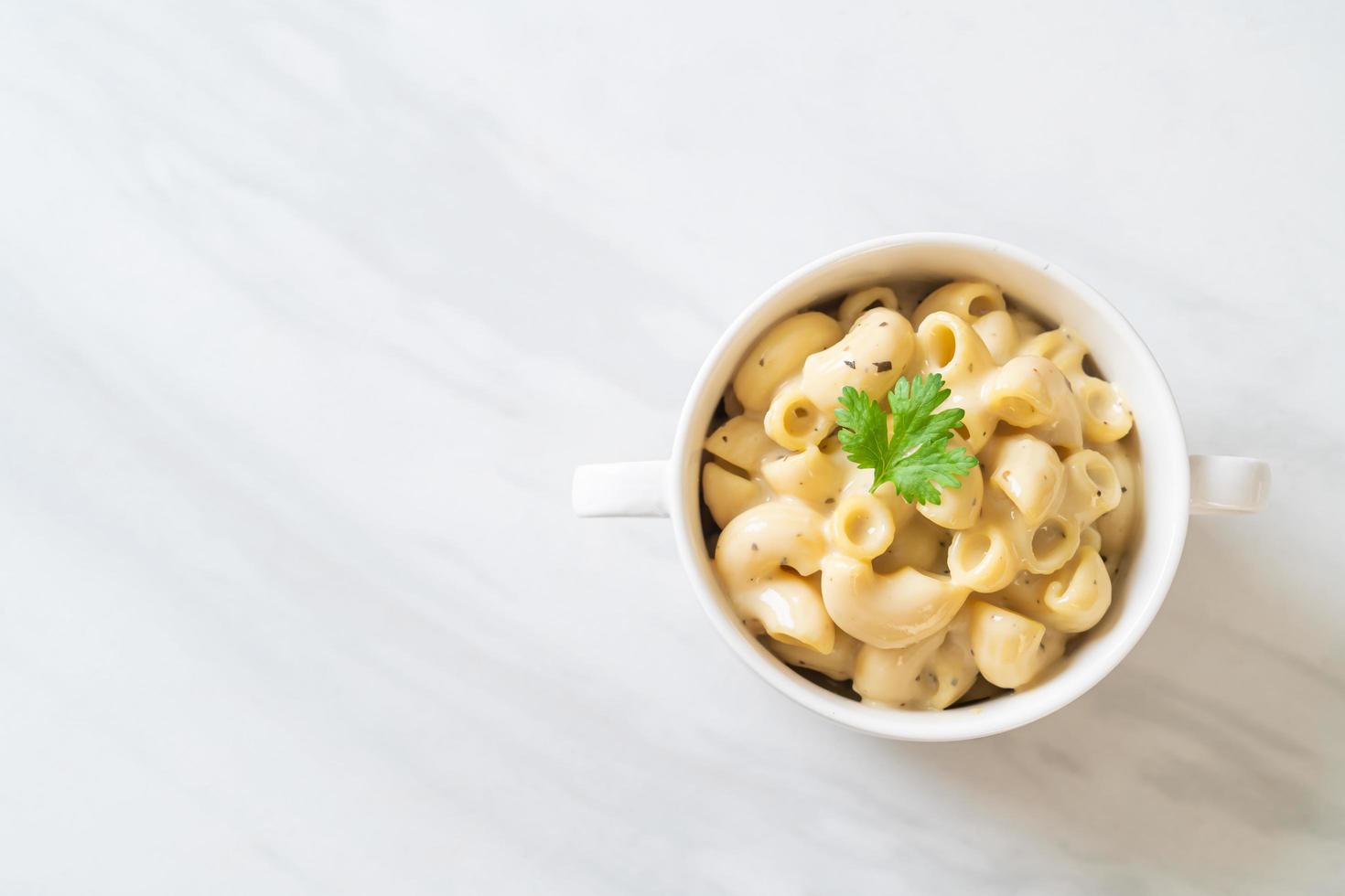 maccheroni e formaggio alle erbe in una ciotola foto