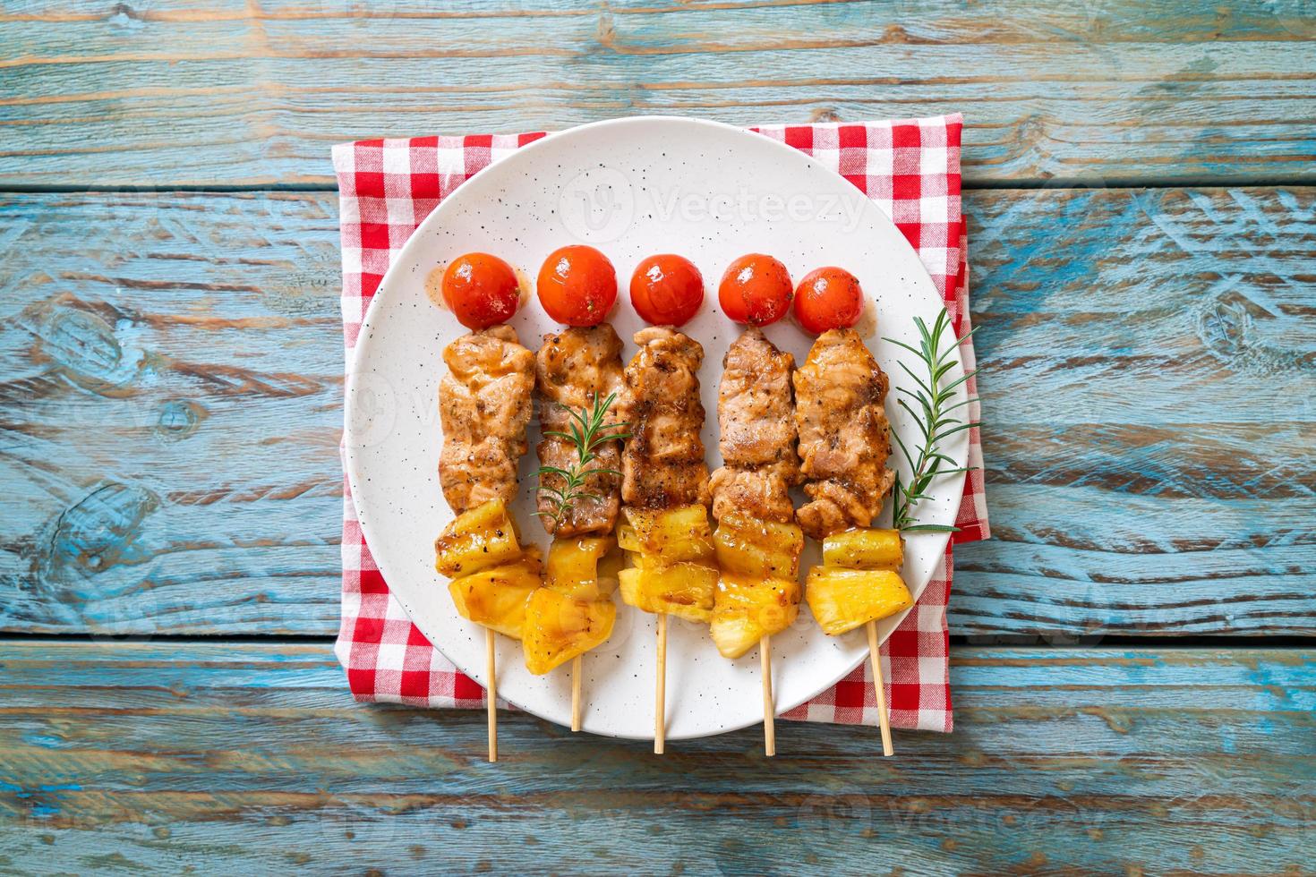 spiedino di barbecue di maiale alla griglia sulla piastra foto