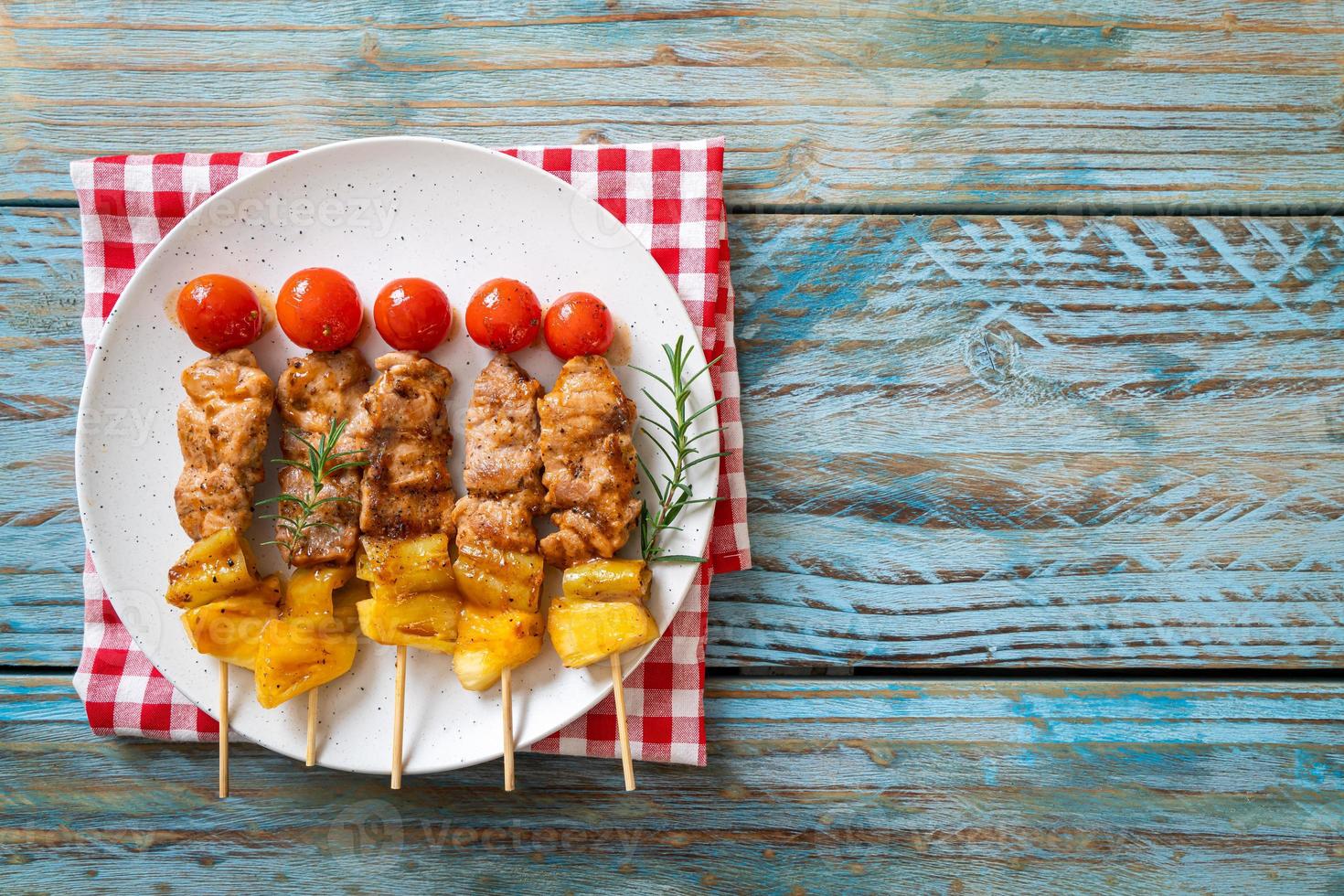 spiedino di barbecue di maiale alla griglia sulla piastra foto