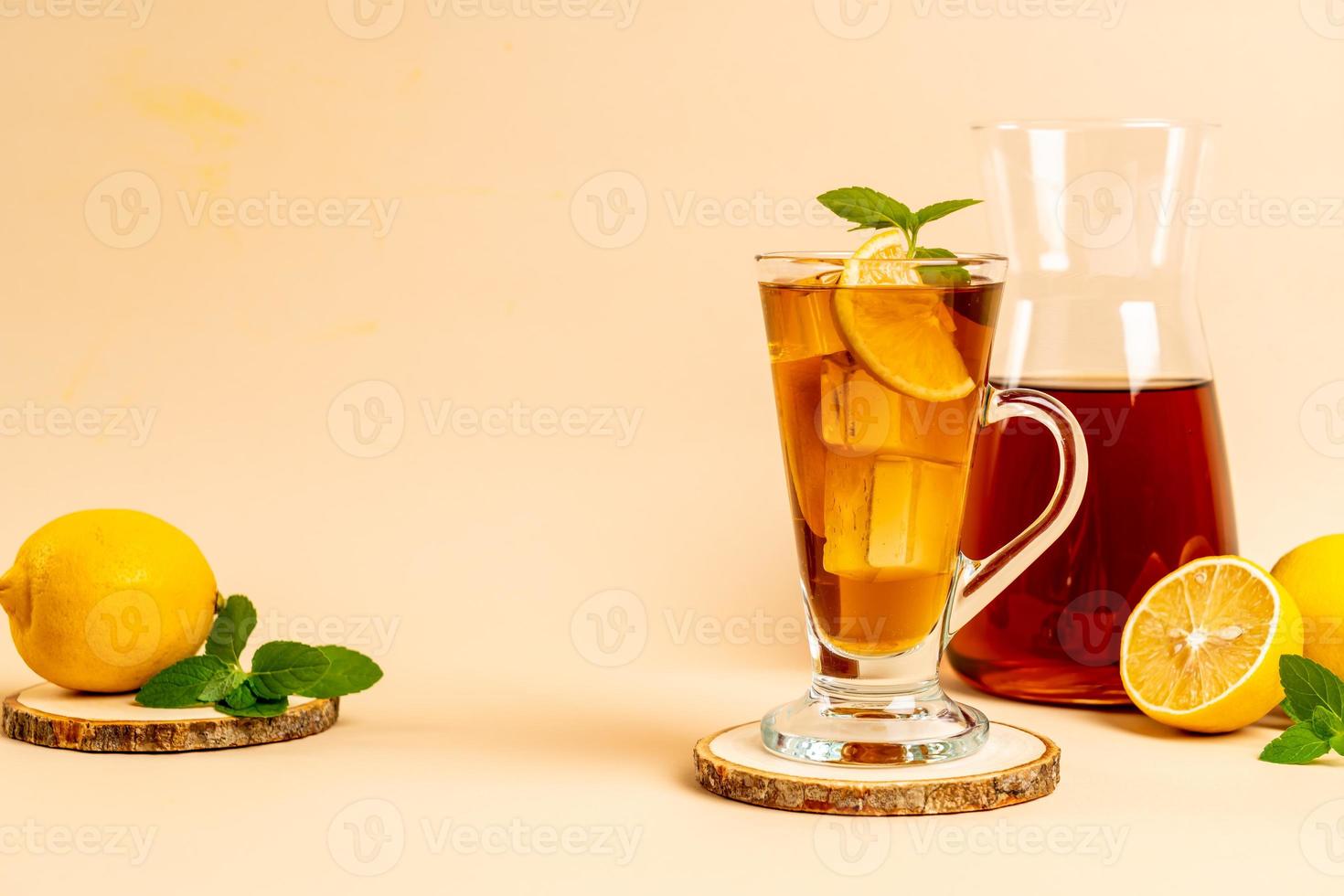 bicchiere di tè freddo al limone con menta foto