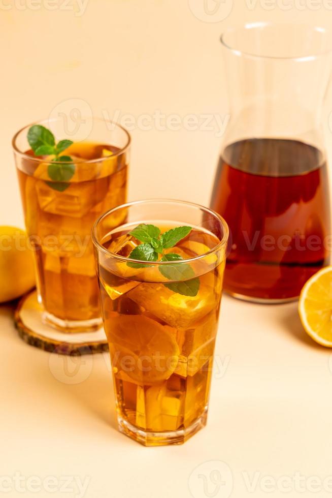 bicchiere di tè freddo al limone con menta foto