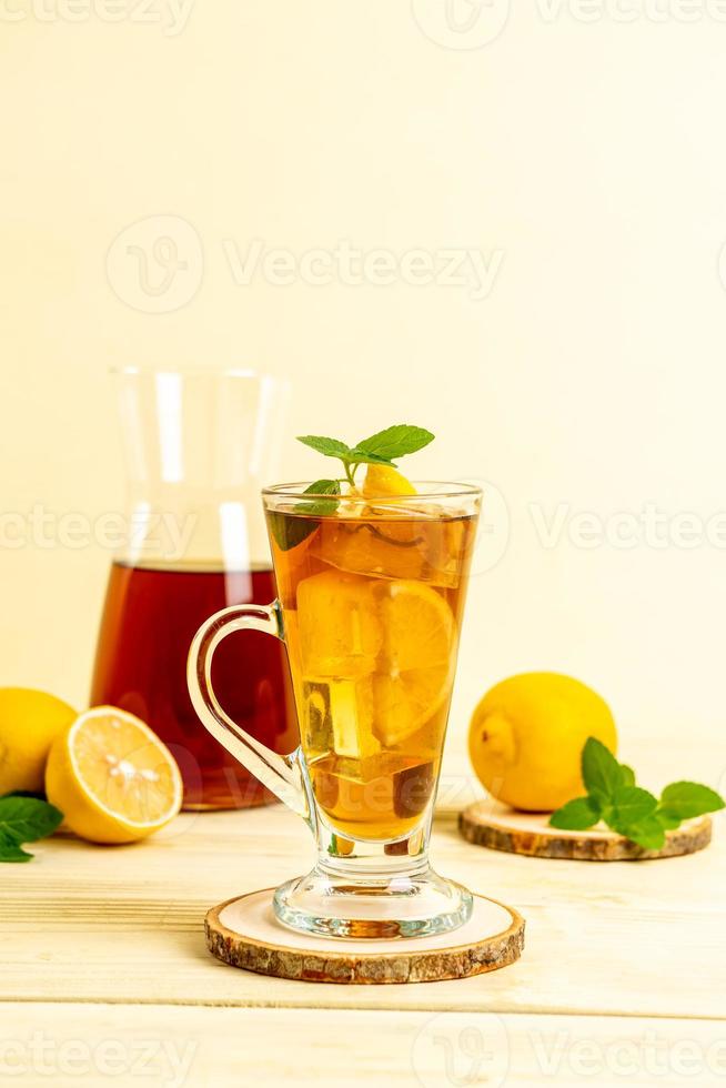 bicchiere di tè freddo al limone con menta foto