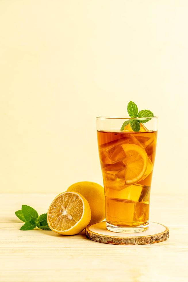 bicchiere di tè freddo al limone con menta foto