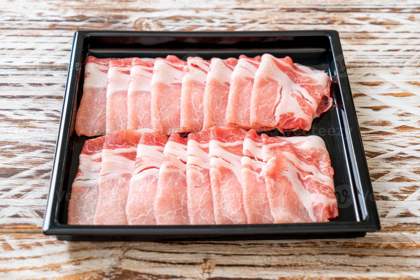 filetto di maiale crudo fresco affettato foto