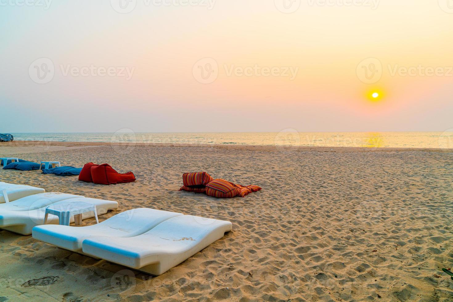 sacchi di fagioli da spiaggia con sfondo oceano mare foto