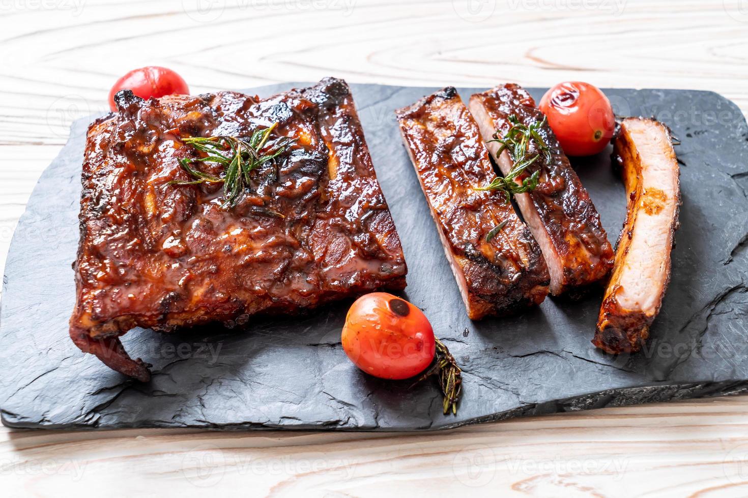 costine di maiale alla griglia e barbecue foto