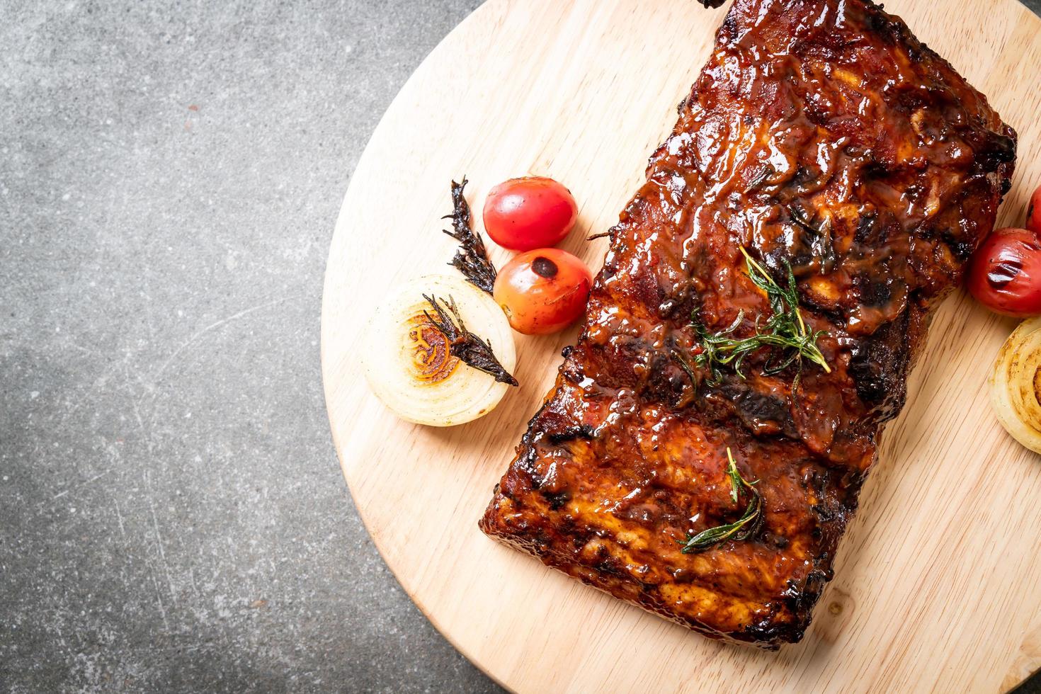 costine di maiale alla griglia e barbecue foto