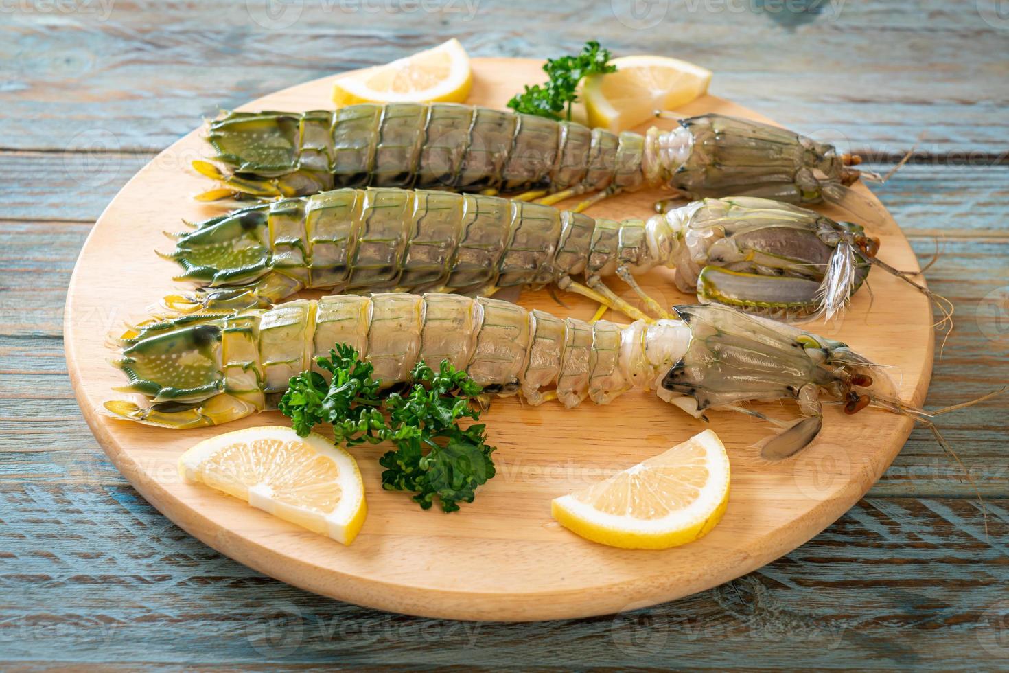 canocchia fresca al limone su tagliere foto