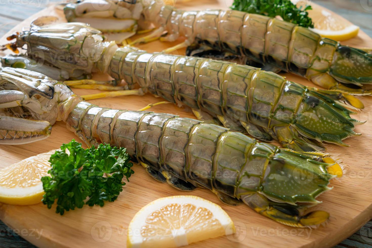 canocchia fresca al limone su tagliere foto