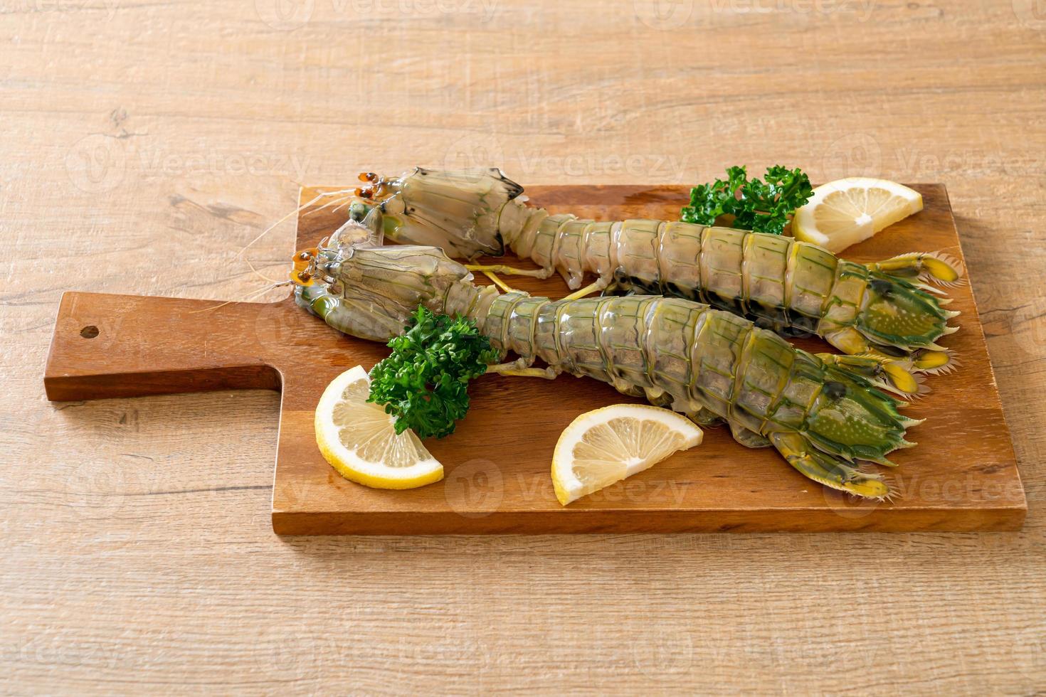 canocchia fresca al limone su tagliere foto