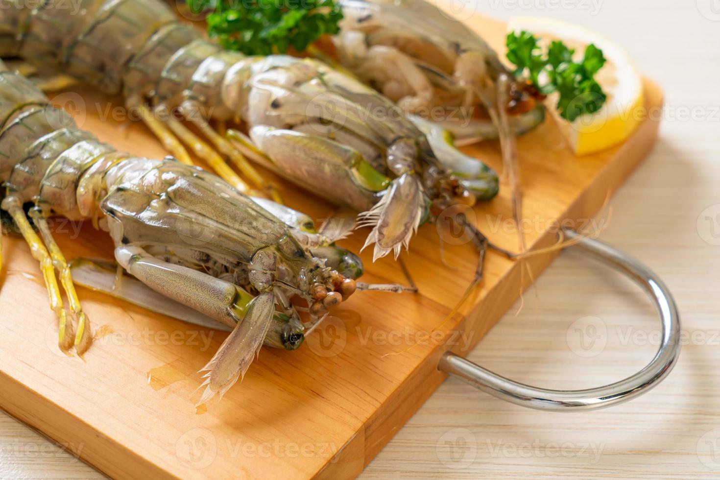 canocchia fresca al limone su tagliere foto