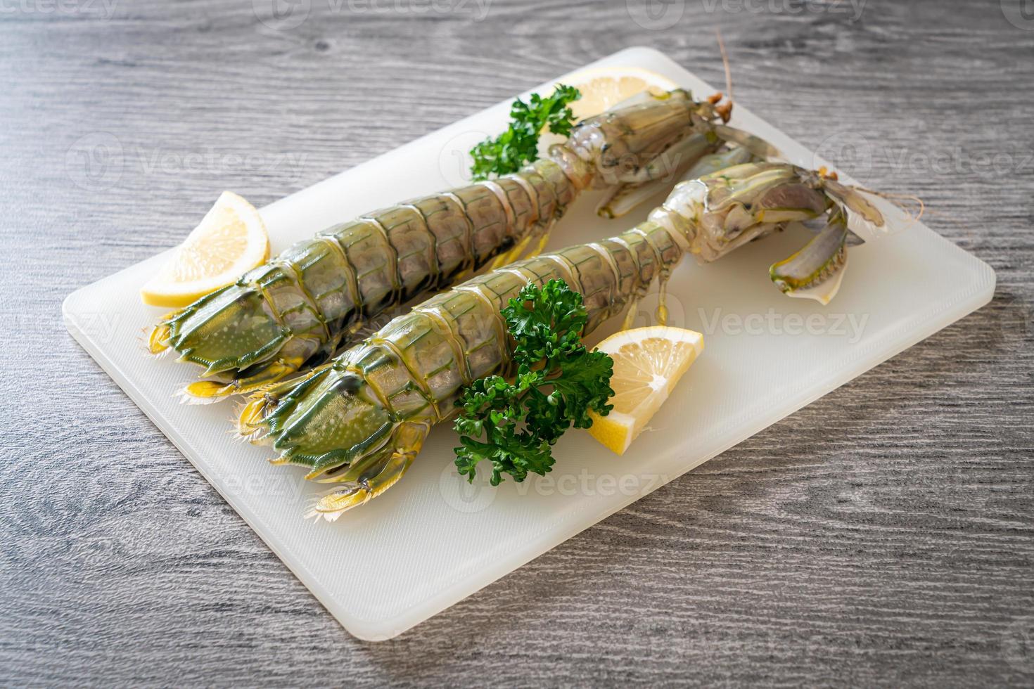 canocchia fresca al limone su tagliere foto