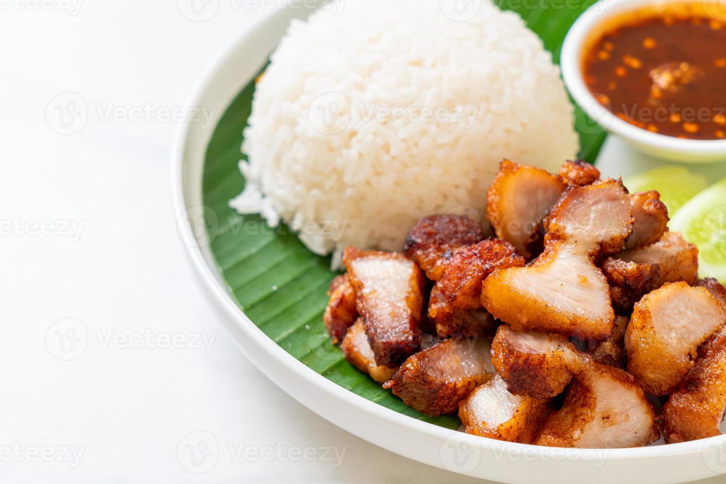 pancetta di maiale fritta con riso con salsa piccante in stile asiatico foto