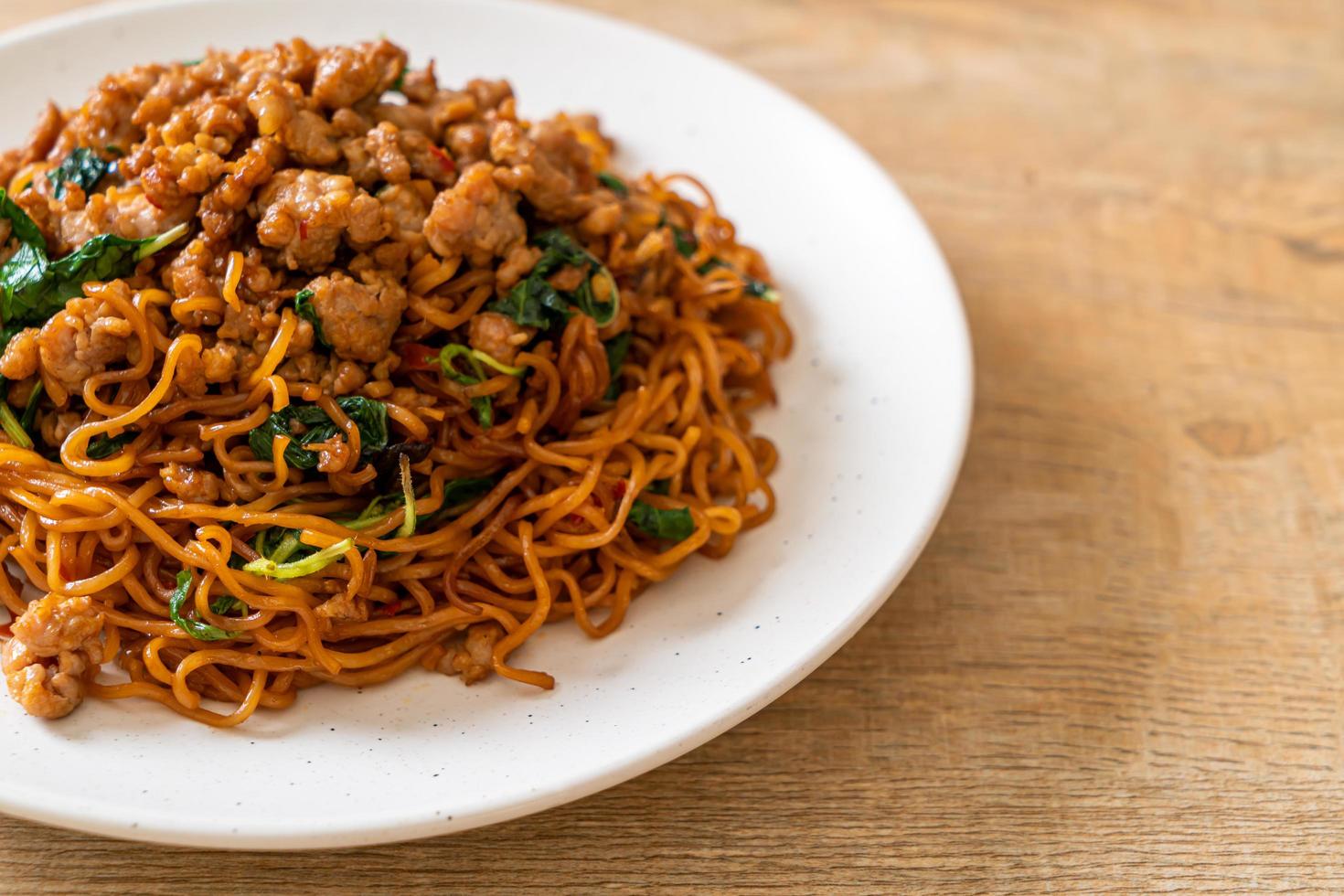 noodles istantanei saltati in padella con basilico tailandese e carne di maiale macinata - stile asiatico foto