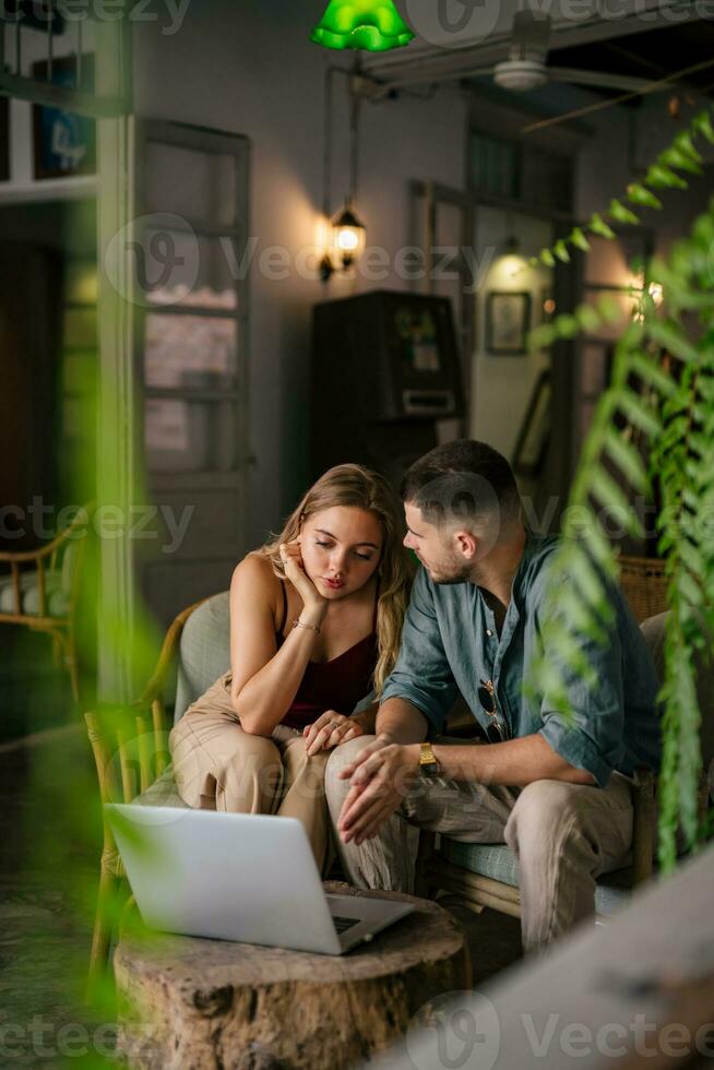 giovane caucasico sposato coppia Lavorando insieme utilizzando il computer portatile a casa. avviare famiglia attività commerciale, pmi imprenditore, attività commerciale compagno, amore relazione. foto