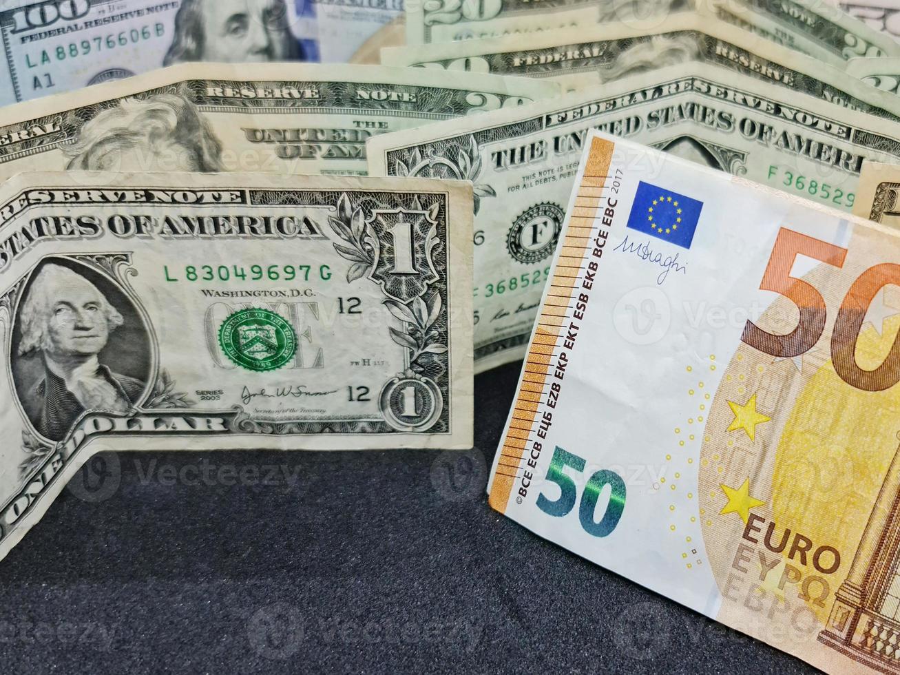 valore nel tasso di cambio tra moneta europea e americana foto