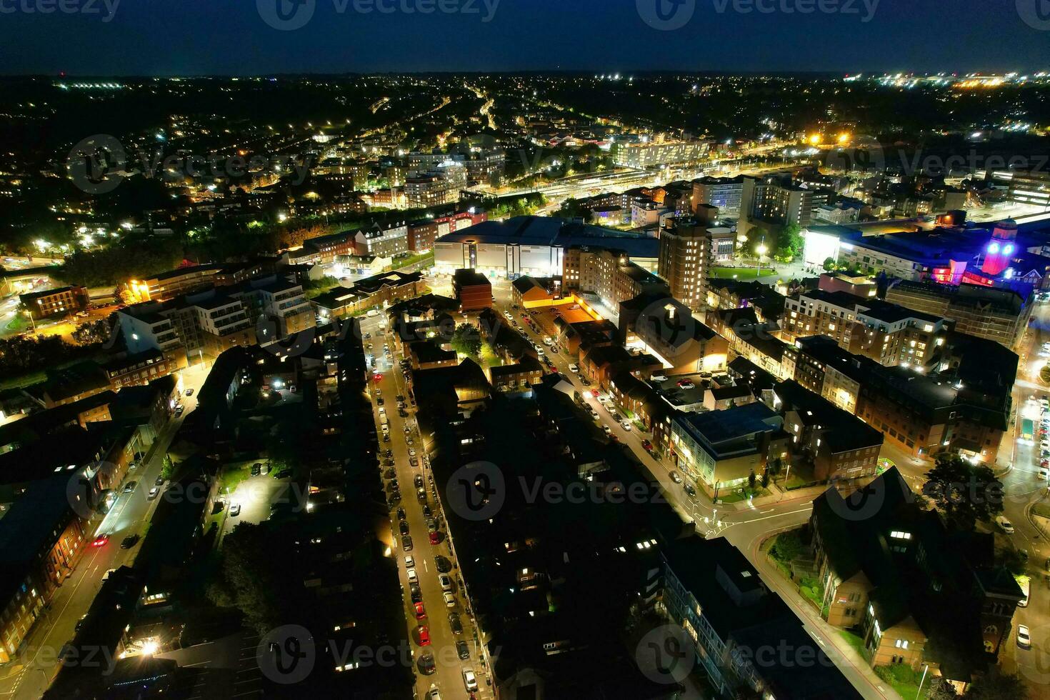 aereo Visualizza di illuminato centro edifici, strade e centrale luton città di Inghilterra UK a inizio di chiaro tempo metereologico notte di settembre 5°, 2023 foto