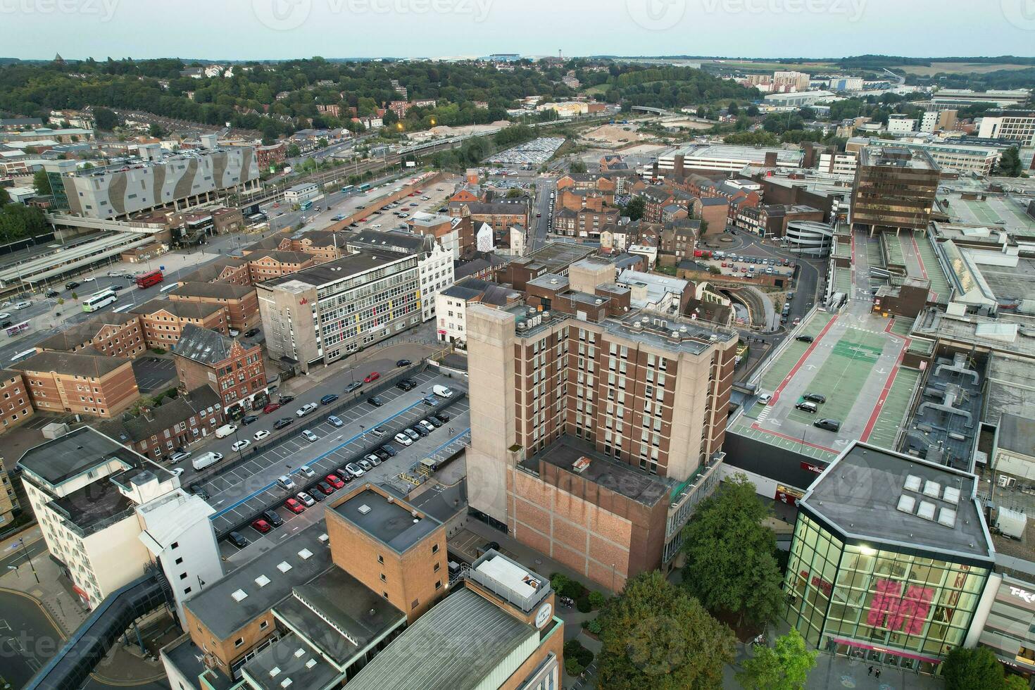 aereo Visualizza di illuminato centro edifici, strade e centrale luton città di Inghilterra UK a inizio di chiaro tempo metereologico notte di settembre 5°, 2023 foto