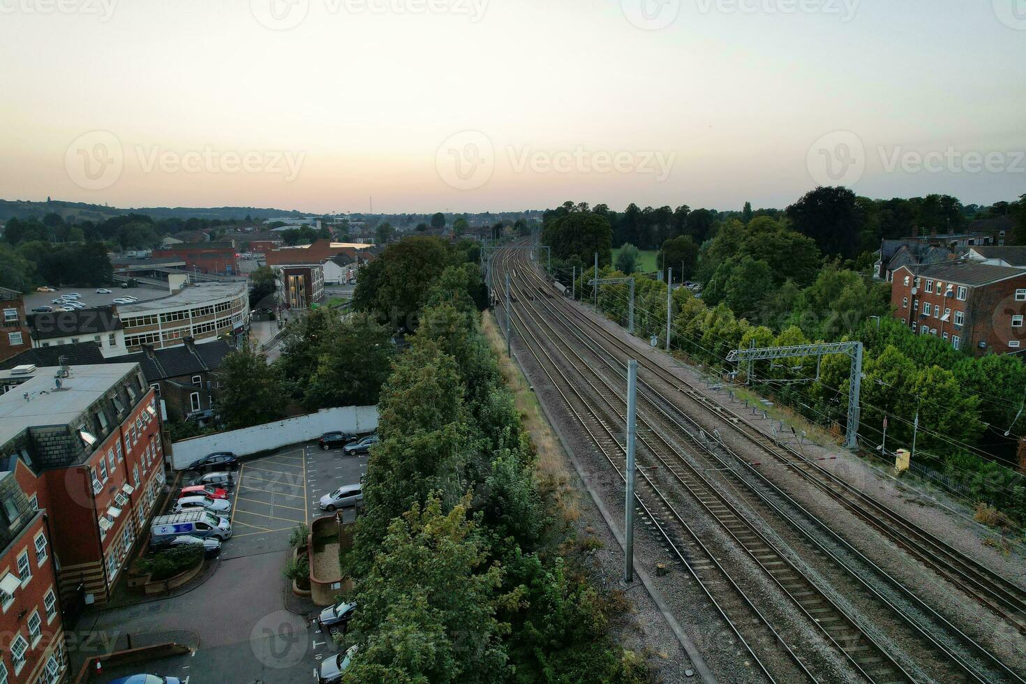 aereo Visualizza di illuminato centro edifici, strade e centrale luton città di Inghilterra UK a inizio di chiaro tempo metereologico notte di settembre 5°, 2023 foto