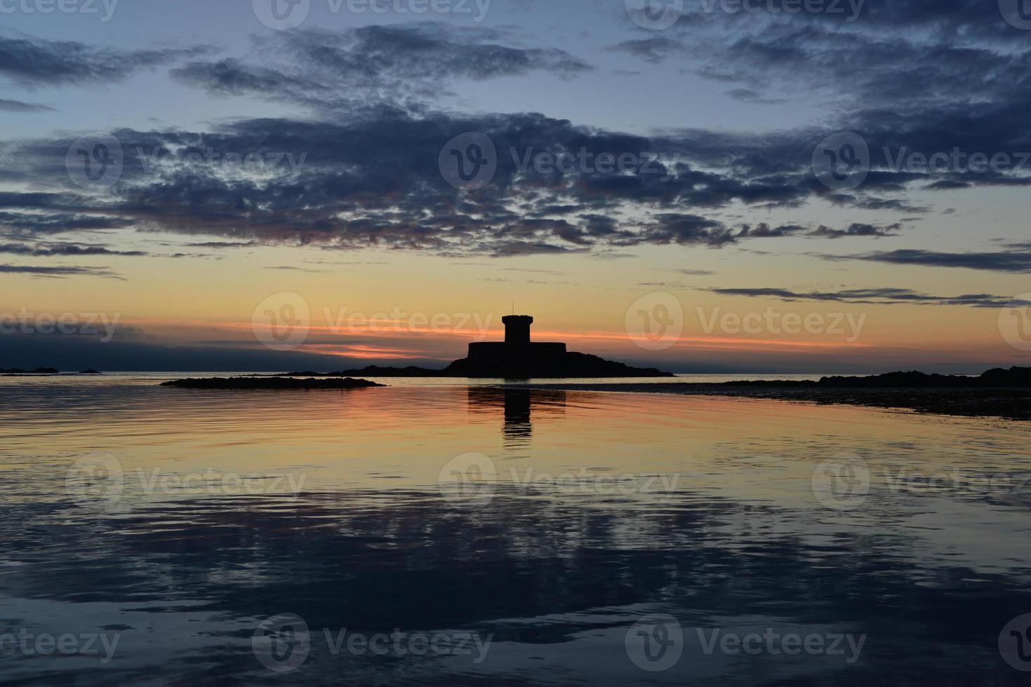St ouens bay jersey uk torre rocco del XIX secolo con calmo tramonto primaverile foto