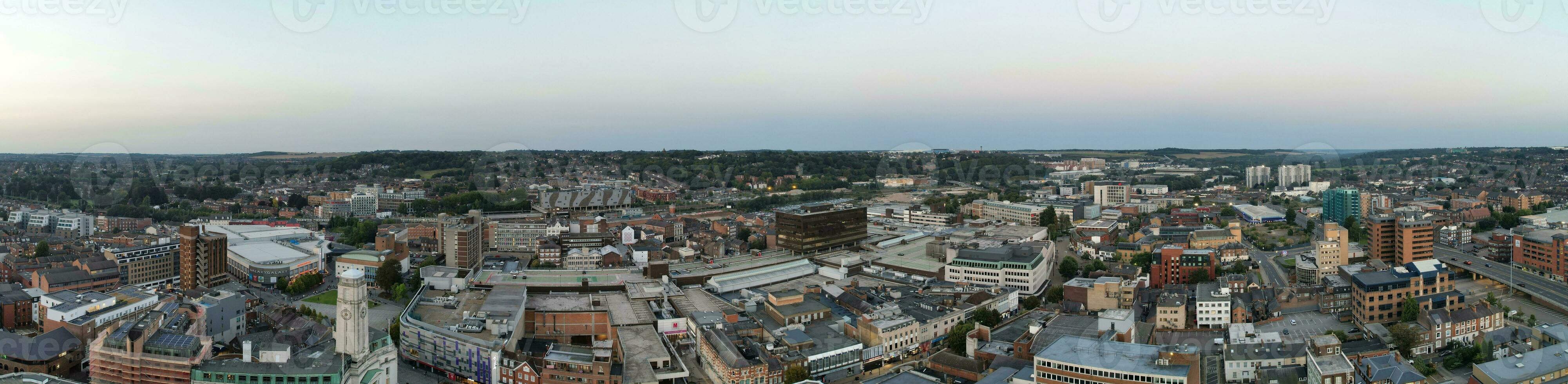 ultra largo aereo panoramico Visualizza di illuminato centro edifici, strade e centrale luton città di Inghilterra UK a inizio di chiaro del tempo notte di settembre 5°, 2023 foto