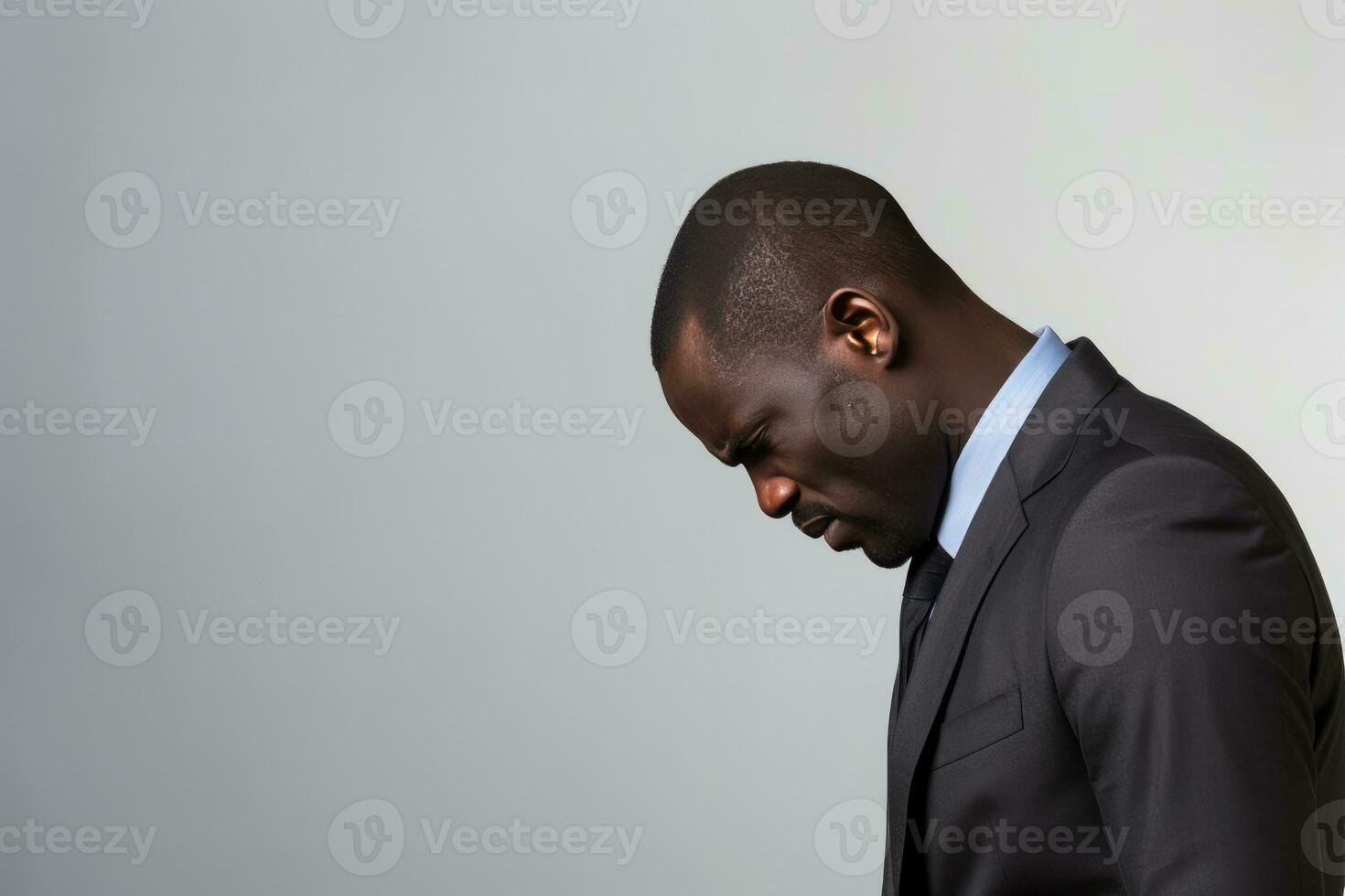 triste africano americano uomo d'affari con testa di fronte fuori uso. economia crisi. ai generato foto