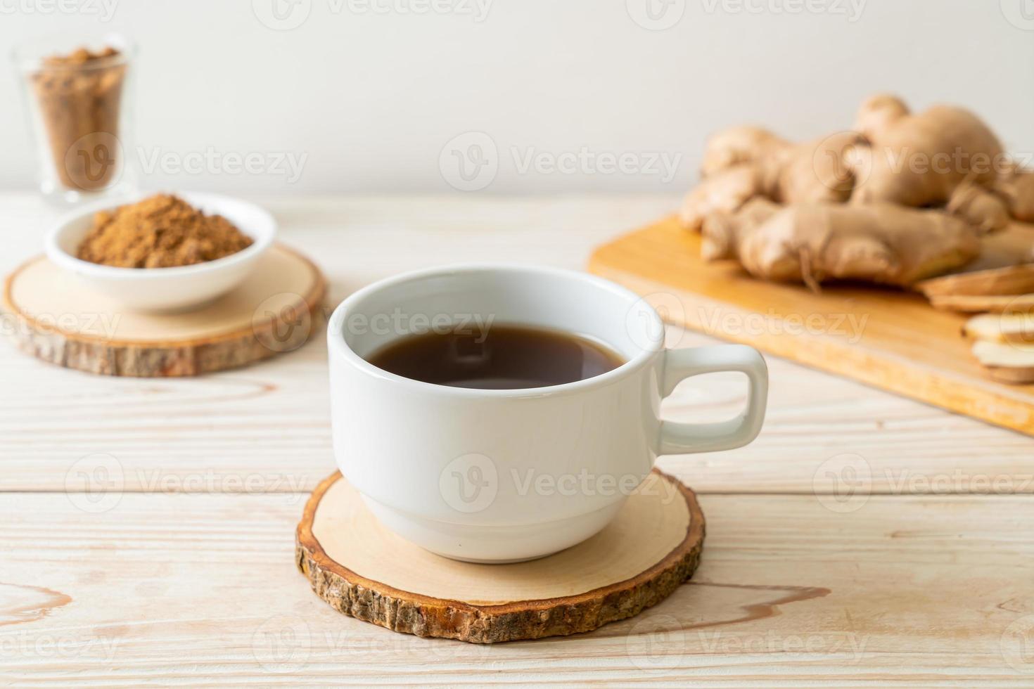 bicchiere di succo di zenzero caldo e dolce con radici di zenzero - stile bevanda salutare foto