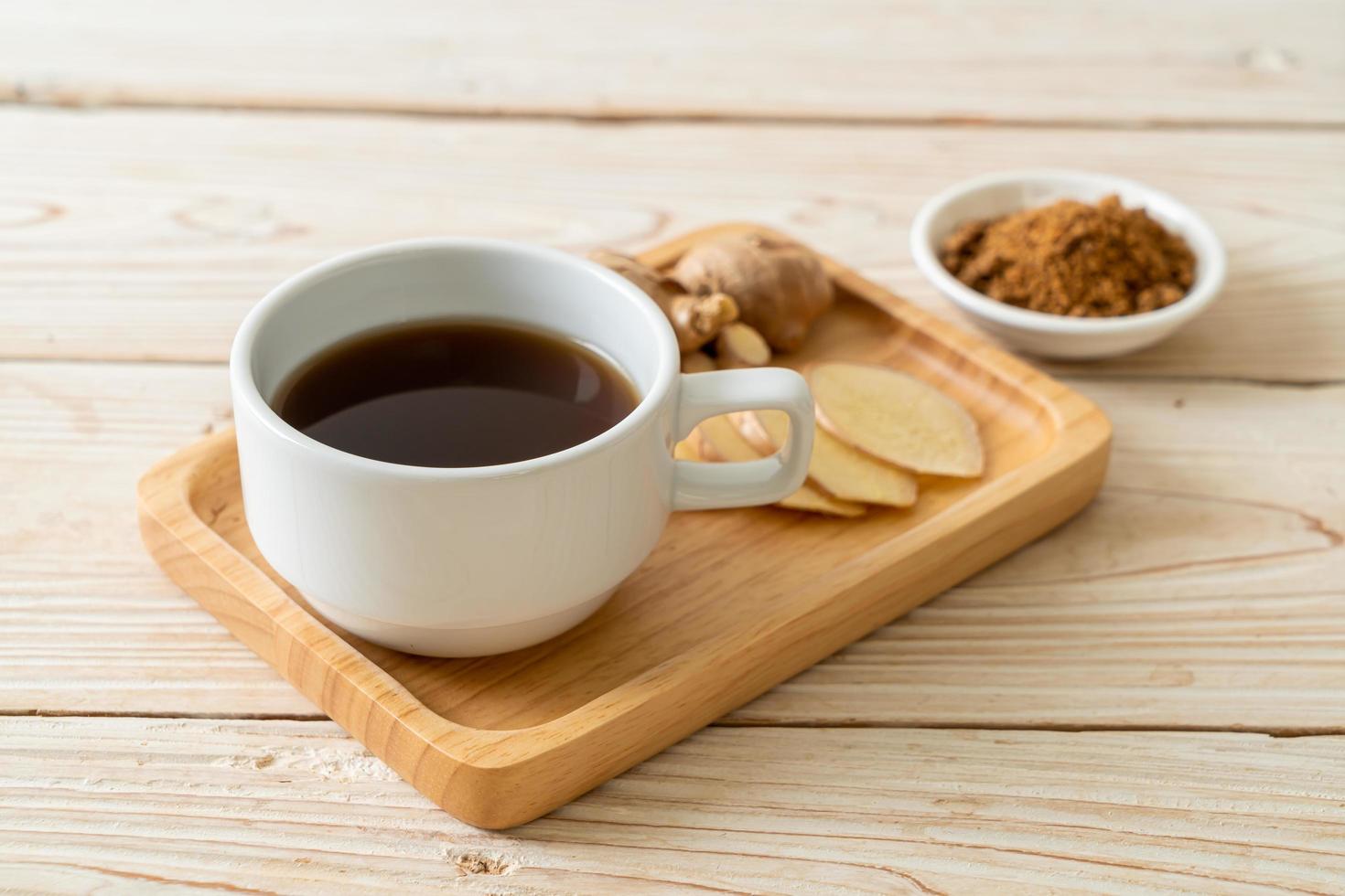 bicchiere di succo di zenzero caldo e dolce con radici di zenzero - stile bevanda salutare foto