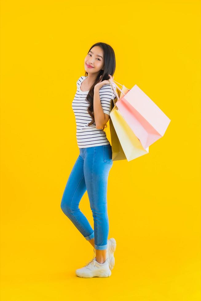 ritratto bella giovane donna asiatica con borsa della spesa colorata foto