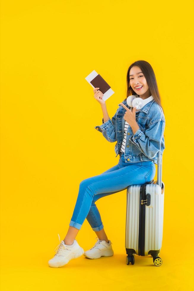 ritratto bella giovane donna asiatica viaggi e tempo libero con bagaglio e passaporto foto