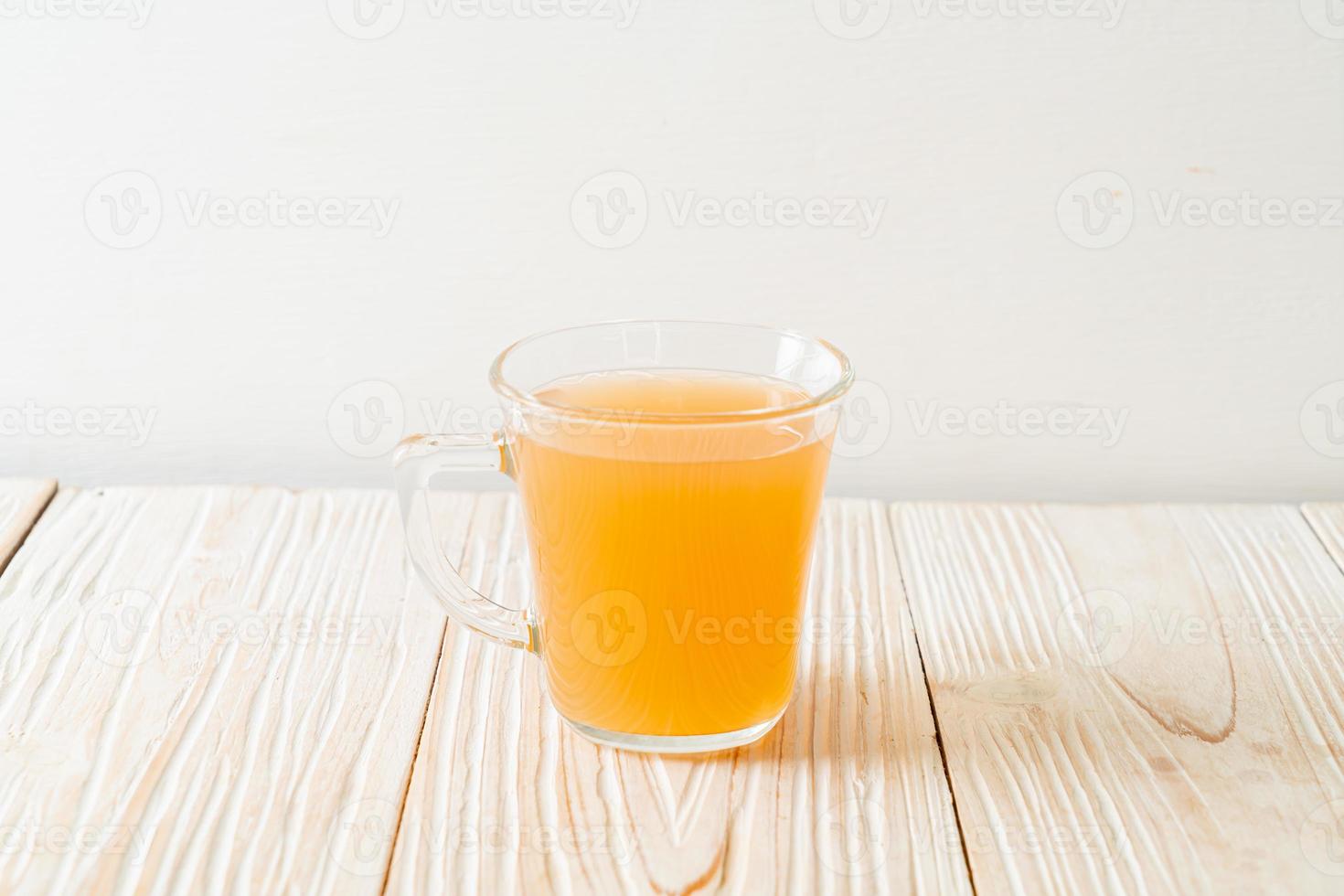 bicchiere di succo di zenzero fresco e caldo con radici di zenzero - stile bevanda salutare foto