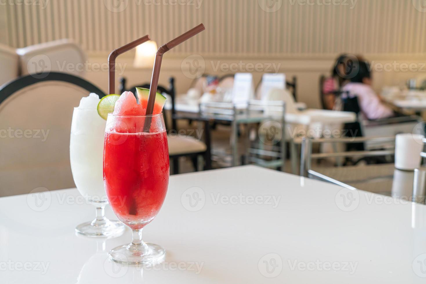 bicchiere di frullato di anguria fresca sul tavolo nel ristorante caffetteria foto