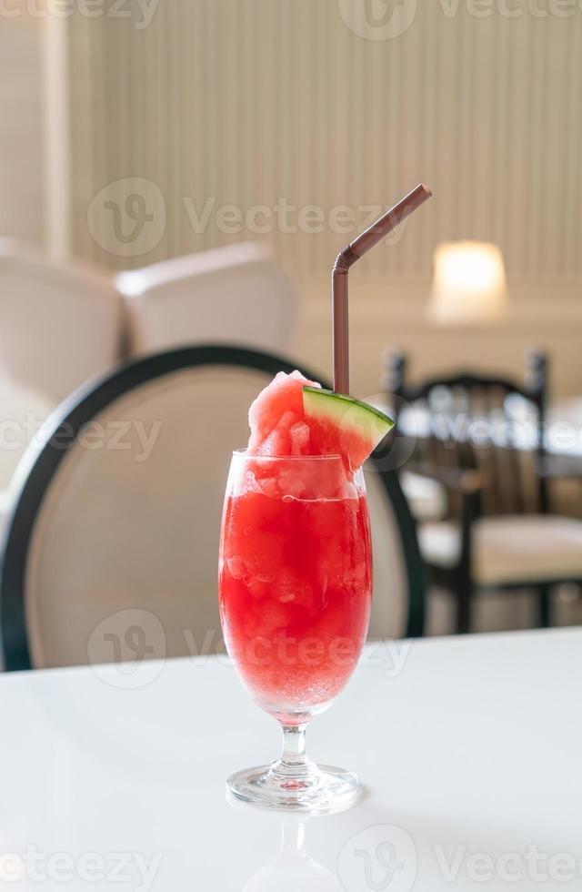 bicchiere di frullato di anguria fresca sul tavolo nel ristorante caffetteria foto