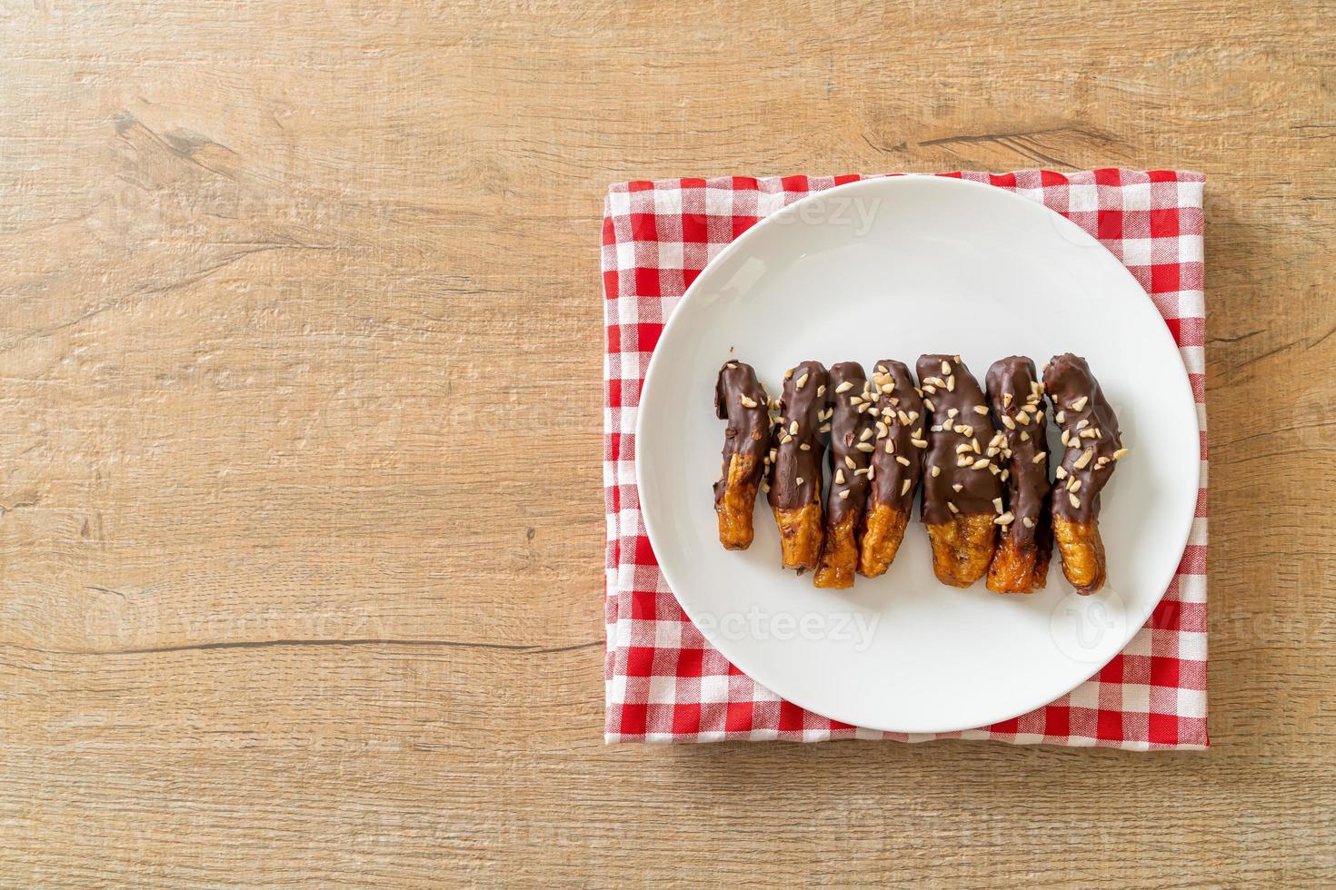 copertura di cioccolato alla banana essiccata al sole o cioccolato ricoperto di banana foto