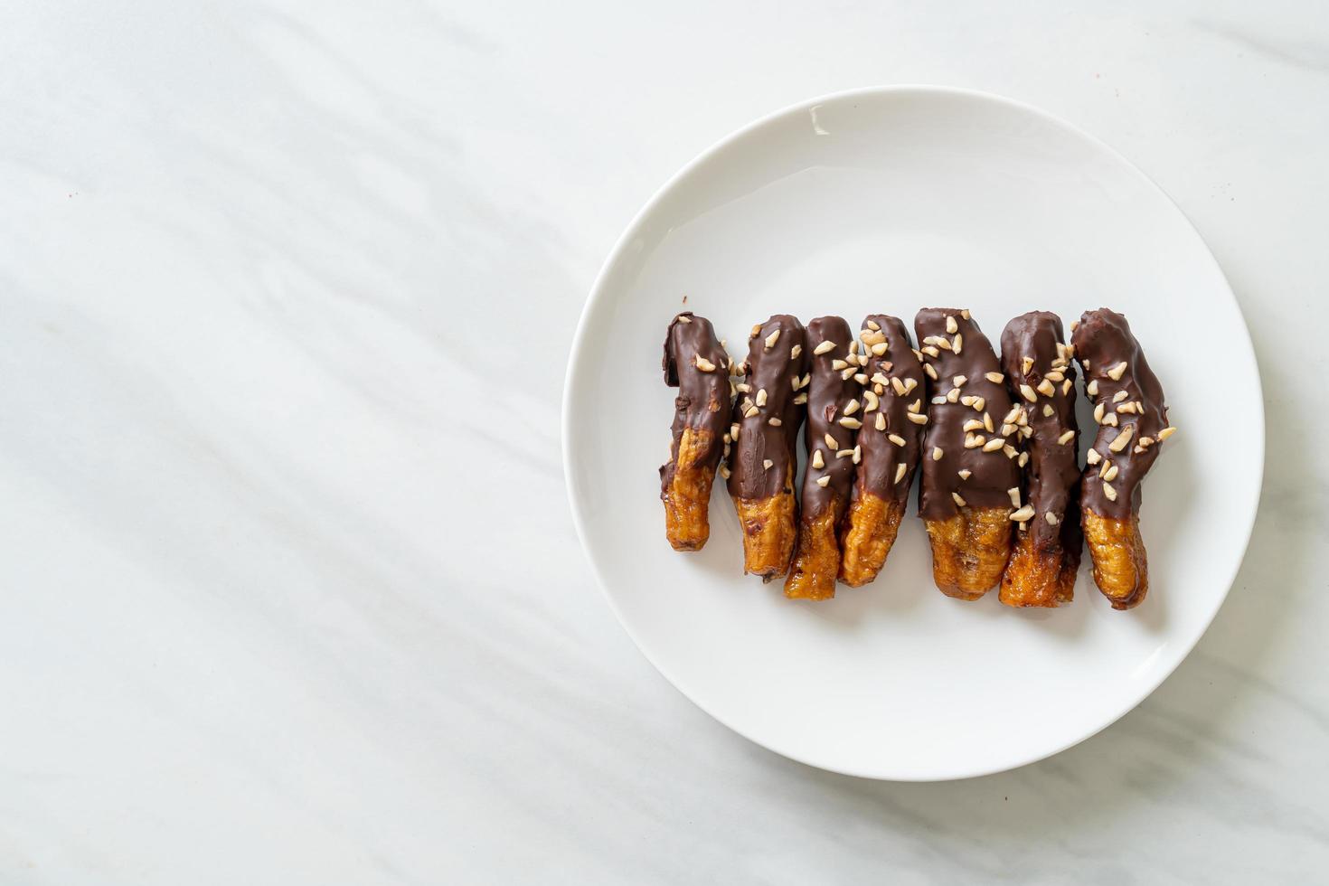 copertura di cioccolato alla banana essiccata al sole o cioccolato ricoperto di banana foto