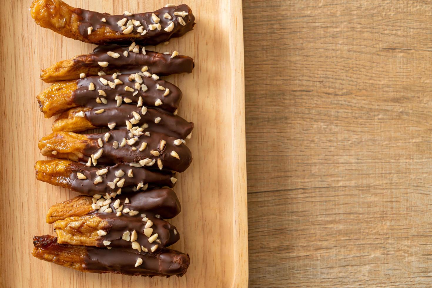 copertura di cioccolato alla banana essiccata al sole o cioccolato ricoperto di banana foto