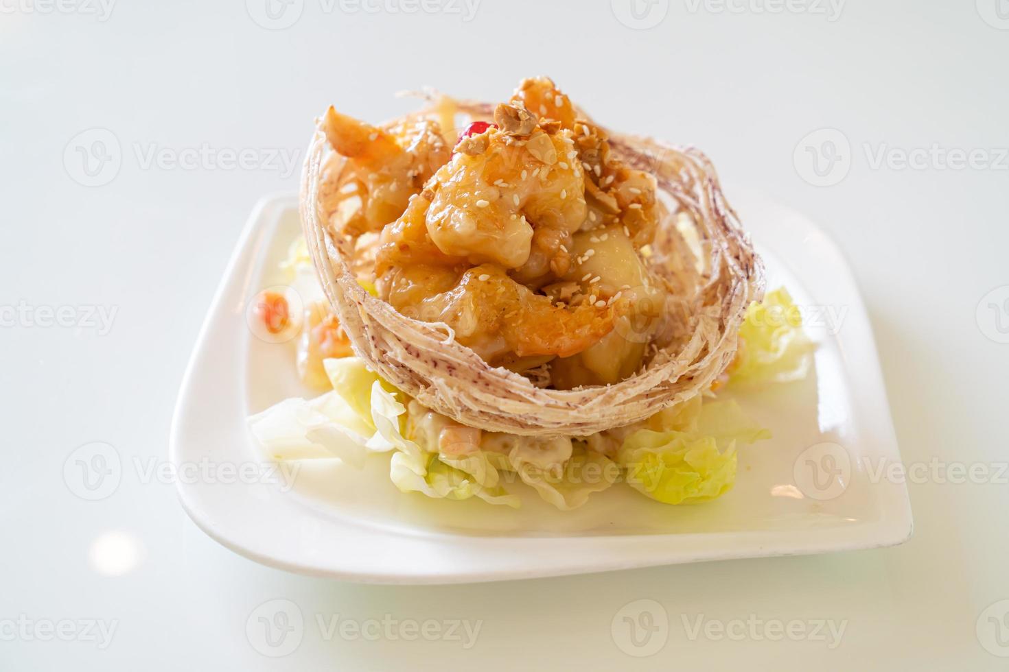 gamberi fritti con insalata e cesto di taro fritto sormontato da crema di insalata e maionese foto