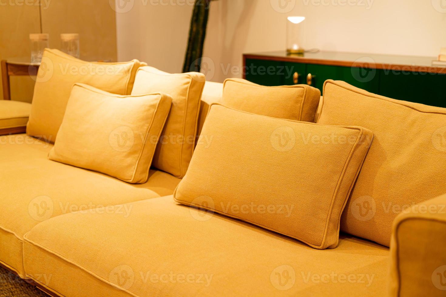 bellissimo divano con lampada a luce - decorazione interna in una stanza foto