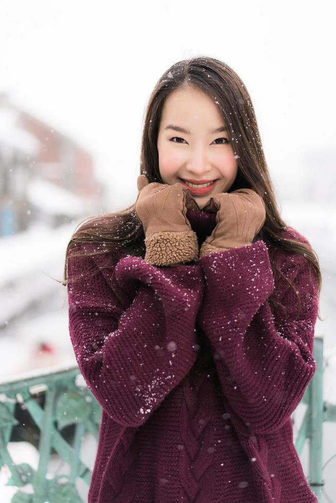 bella giovane donna asiatica sorride e felice con il viaggio di viaggio nel canale di otaru hokkaido giappone foto